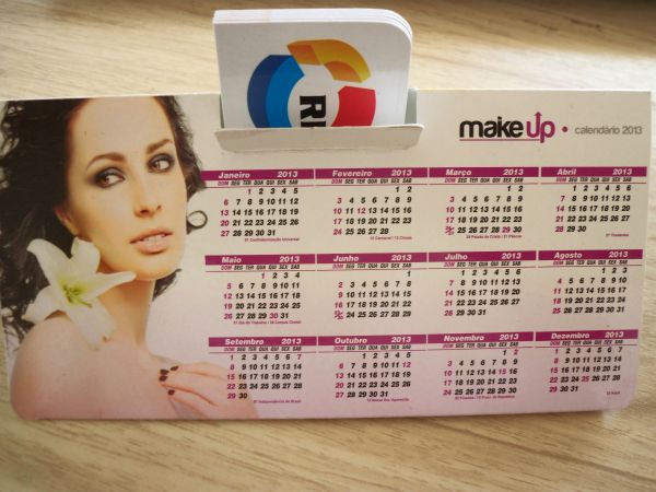 Calendário de Mesa com Porta cartões